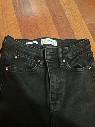 Pantalón negro Mango