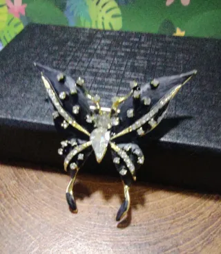 Broche Mariposa Negra con Strass y Detalles Dorado
