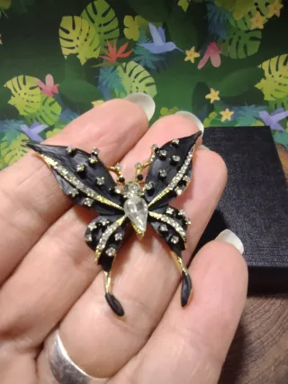 Broche Mariposa Negra con Strass y Detalles Dorado