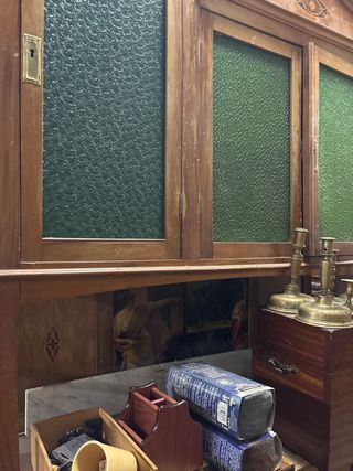 Aparador de madera antiguo con puertas de cristal