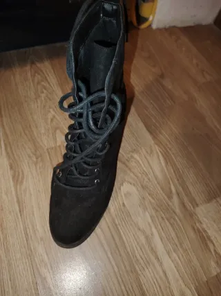 Stivaletti neri con lacci