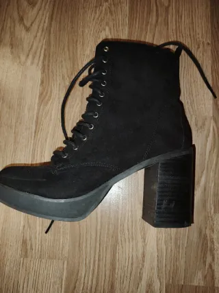 Stivaletti neri con lacci