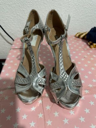 Zapatos de tacón plateados