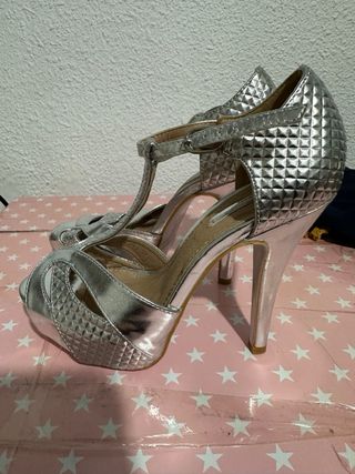 Zapatos de tacón plateados