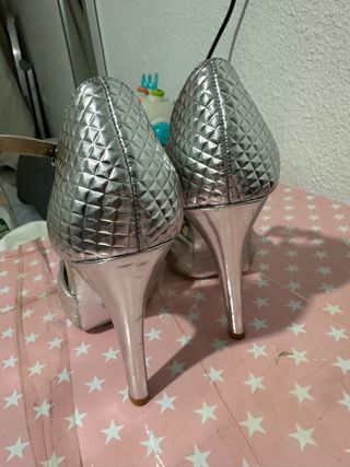 Zapatos de tacón plateados
