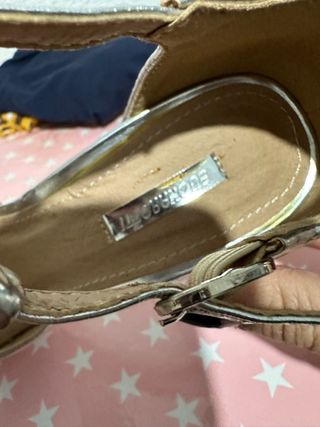 Zapatos de tacón plateados