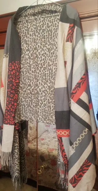 Bufanda animal print beige y gris
