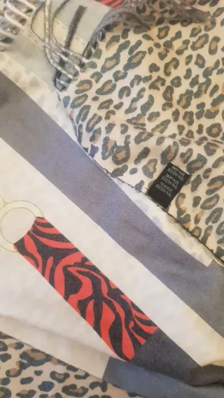 Bufanda animal print beige y gris