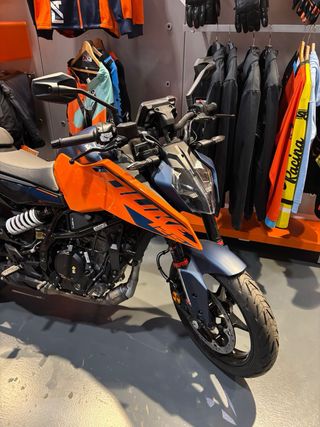 KTM 125 Duke 2025 Carnet A1 coche