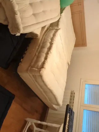 Pufs casi nuevos, 2 blancos y 2 negros..