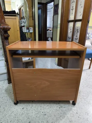 Scrivania in legno con ruote