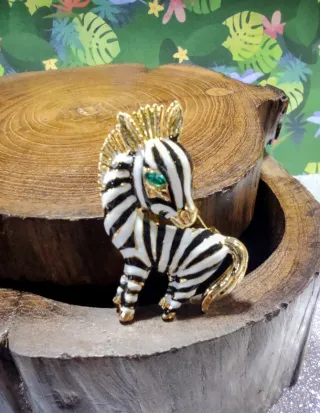 Broche Cebra Esmaltado con Detalles Dorados