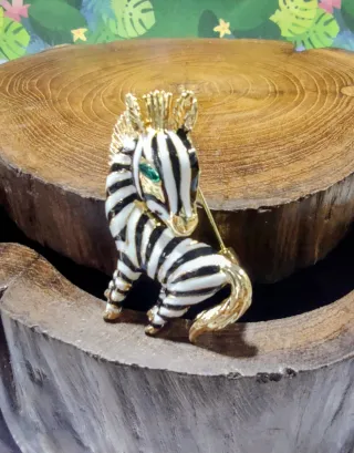 Broche Cebra Esmaltado con Detalles Dorados