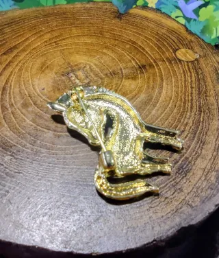 Broche Cebra Esmaltado con Detalles Dorados