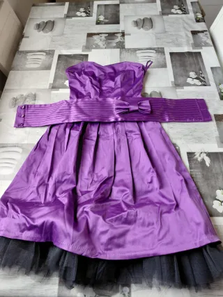 Vestido morado con cinturón negro