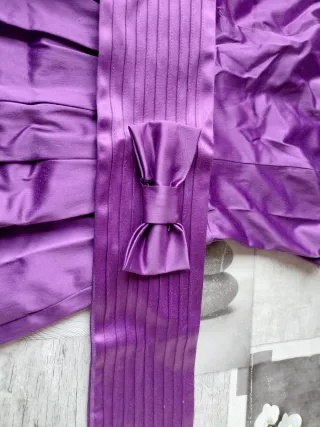 Vestido morado con cinturón negro