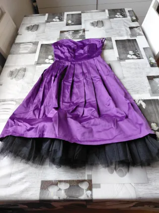 Vestido morado con cinturón negro