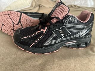 Zapatillas New Balance 1906R Negras y Rosas