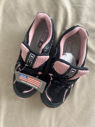 Zapatillas New Balance 1906R Negras y Rosas