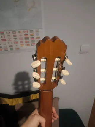 Guitarra clásica sin cuerdas