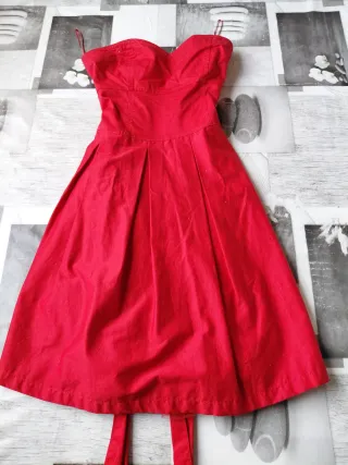 Vestido rojo con lazo