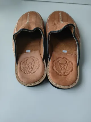 Zapatillas de cuero marrones talla 40