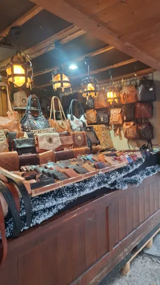 Puesto de cuero en la peatonal de segovia.