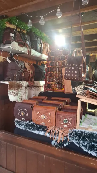 Puesto de cuero en la peatonal de segovia.