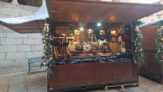 Puesto de cuero en la peatonal de segovia.