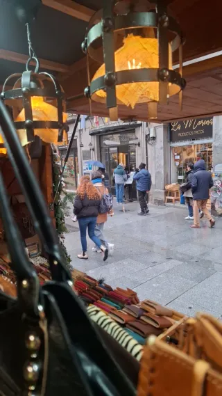 Puesto de cuero en la peatonal de segovia.