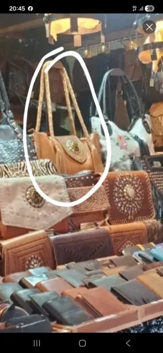 Puesto de cuero en la peatonal de segovia.