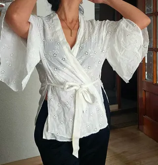 Blusa blanca con vuelos