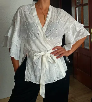 Blusa blanca con vuelos