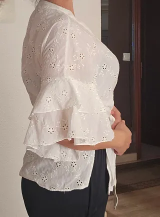 Blusa blanca con vuelos