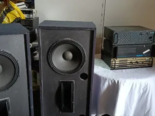 Altavoces negros grandes