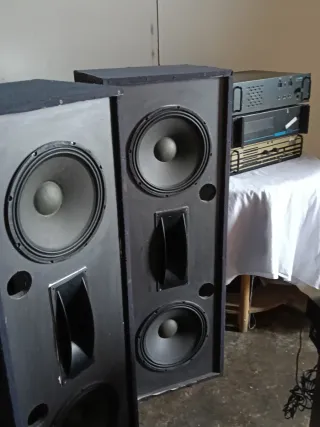 Altavoces negros grandes