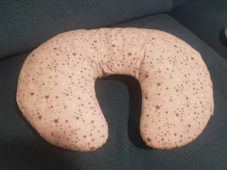 Cojín de lactancia con estrellas