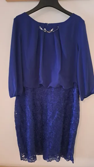 Vestido de fiesta azul con encaje