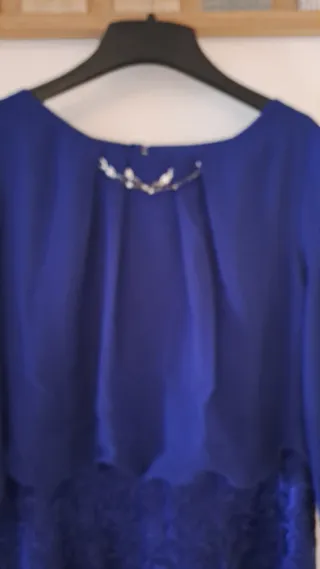 Vestido de fiesta azul con encaje