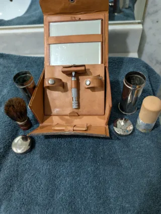 Neceser de afeitado marrón. Piel