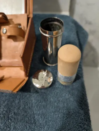 Neceser de afeitado marrón. Piel