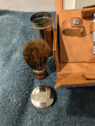 Neceser de afeitado marrón. Piel