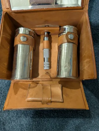 Neceser de afeitado marrón. Piel