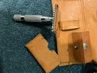 Neceser de afeitado marrón. Piel