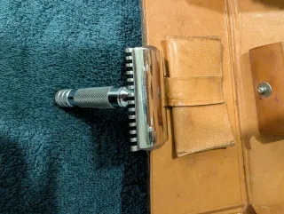 Neceser de afeitado marrón. Piel