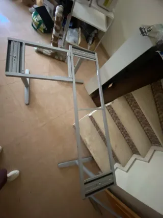 Mesa de oficina angular beige y plata