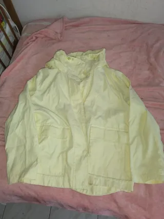 Chubasquero amarillo claro