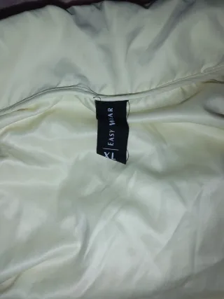 Chubasquero amarillo claro