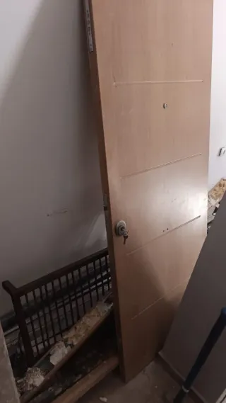 Puerta de madera con cerradura y llave