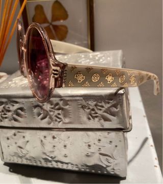 Gafas de sol Guess doradas y rosas